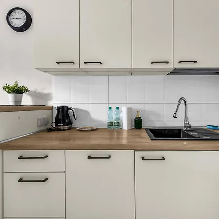 Zelazna Cozy Nest By Bookinghost * ワルシャワ